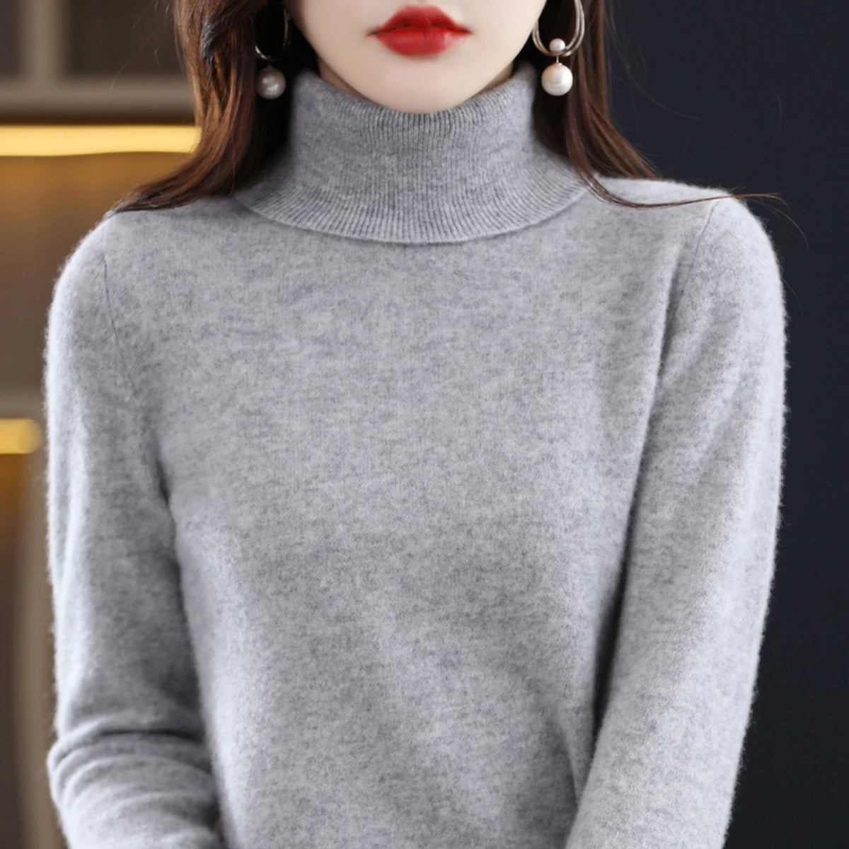 Mock Neck Sweater with a Plain Knit and a Straight Cut