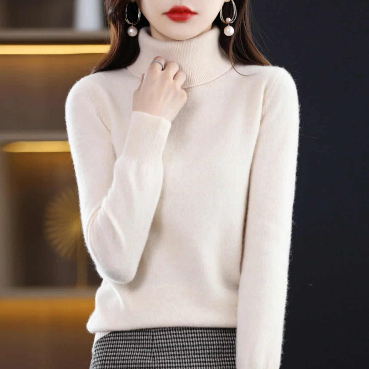 Mock Neck Sweater with a Plain Knit and a Straight Cut