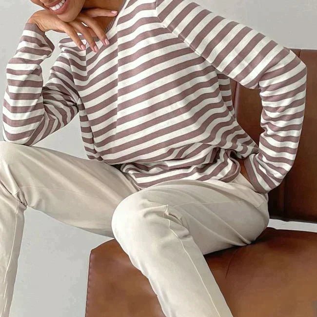 Relaxed Striped Sweater with a Crew Neck and Long Sleeves