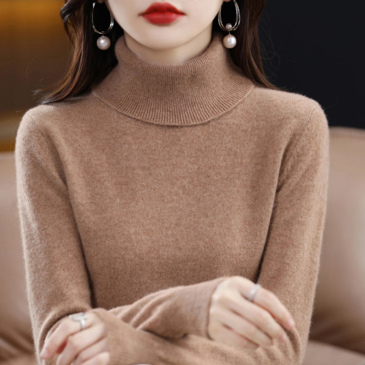 Mock Neck Sweater with a Plain Knit and a Straight Cut