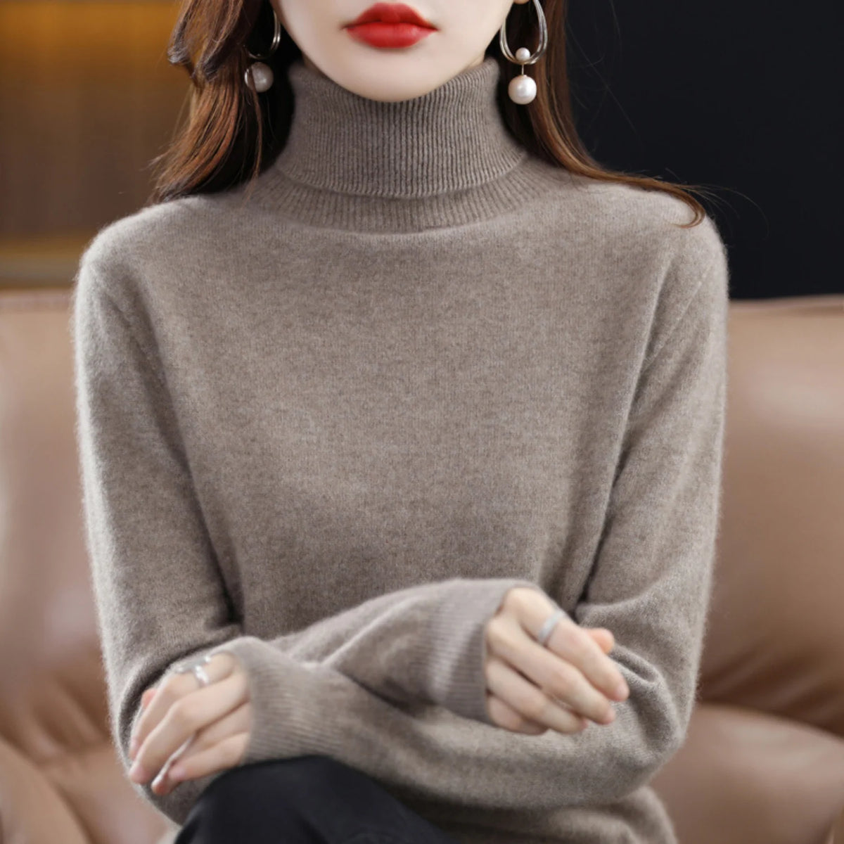 Mock Neck Sweater with a Plain Knit and a Straight Cut