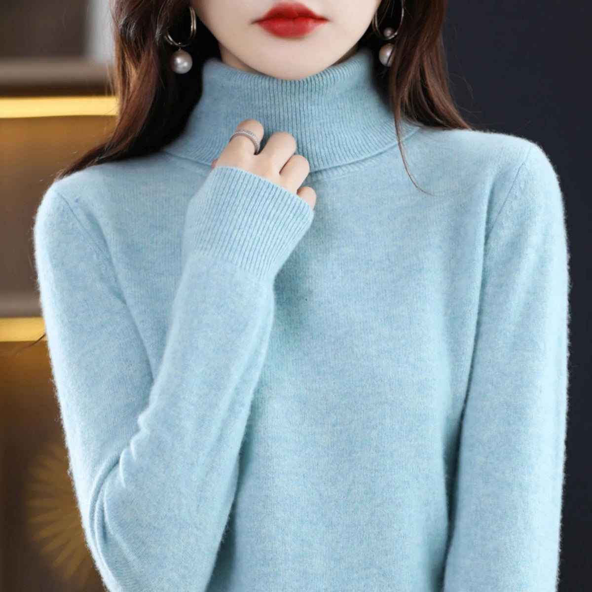 Mock Neck Sweater with a Plain Knit and a Straight Cut