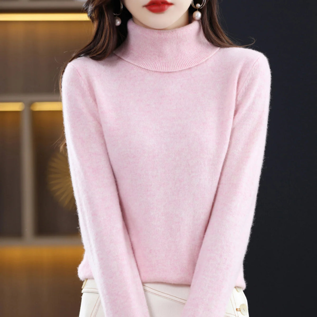 Mock Neck Sweater with a Plain Knit and a Straight Cut