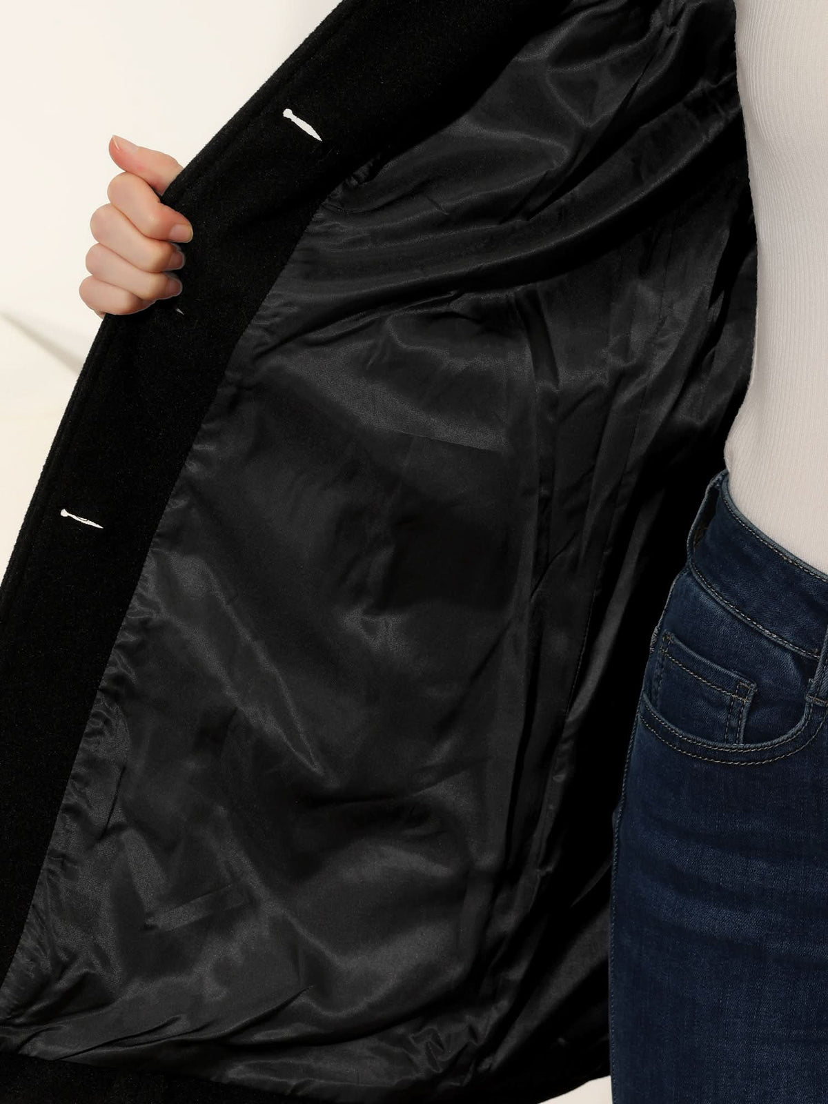 Tailored Trench Coat with a Classic Collar and Button Front 7