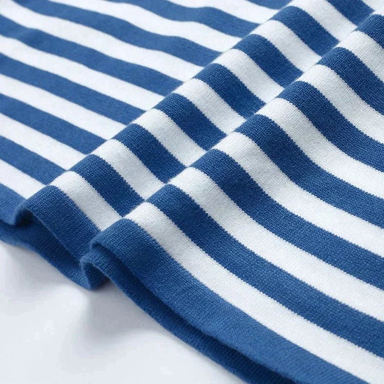 Relaxed Striped Sweater with a Crew Neck and Long Sleeves