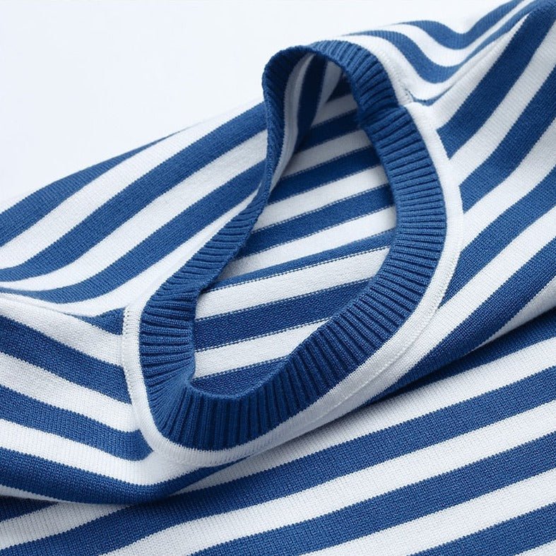 Relaxed Striped Sweater with a Crew Neck and Long Sleeves